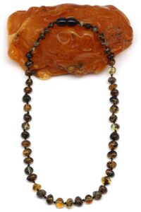 Collier d’ambre naturel pour bébé, idéal pour apaiser la poussée dentaire.