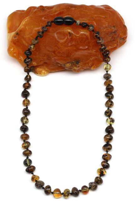 Collier d’ambre naturel pour bébé, idéal pour apaiser la poussée dentaire.