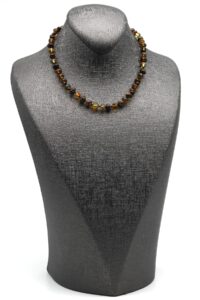 Détail des perles en ambre goutte sur le collier.