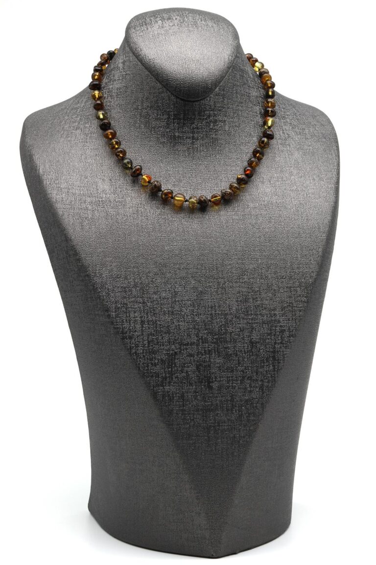 Détail des perles en ambre goutte sur le collier.