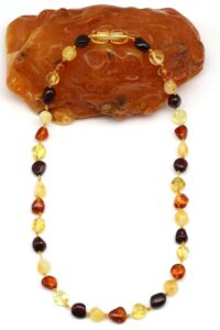 Collier pour bébé en ambre naturel, vue détaillée du pendentif.