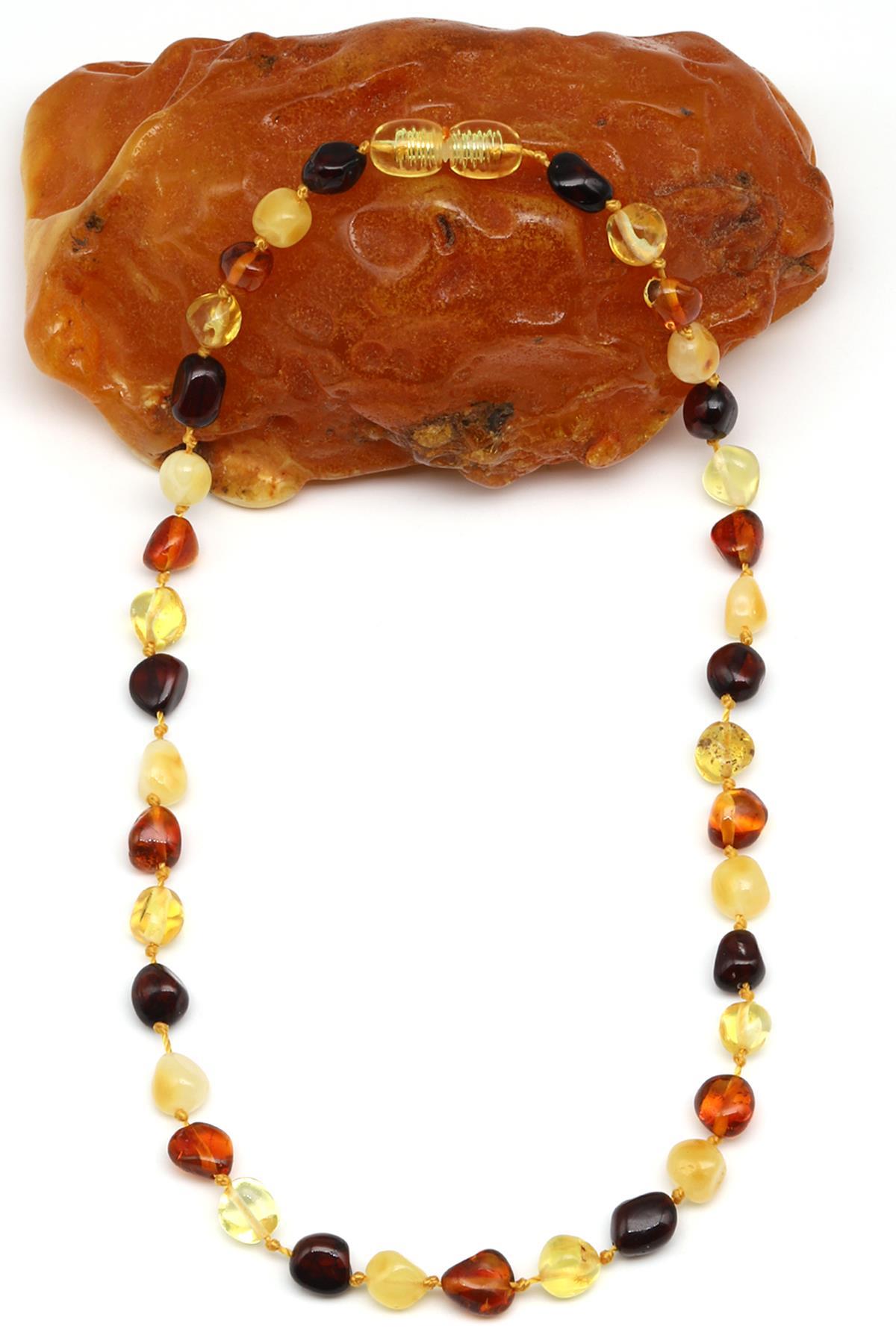 Collier pour bébé en ambre naturel, vue détaillée du pendentif.