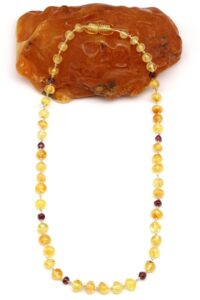 Vue de face du collier d’ambre goutte et grenat pour bébé – 33 cm – soulagement de la poussée dentaire