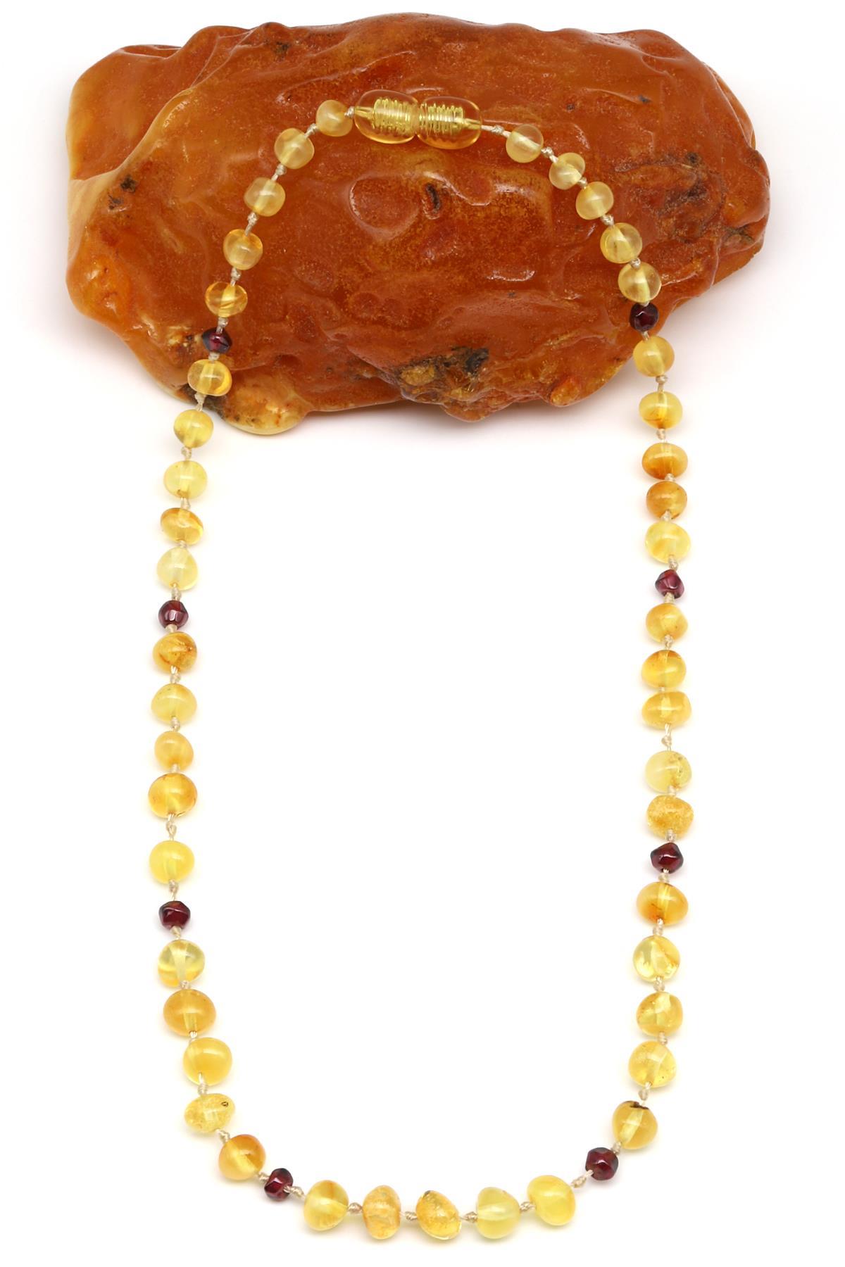 Vue de face du collier d’ambre goutte et grenat pour bébé – 33 cm – soulagement de la poussée dentaire
