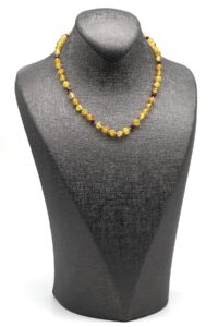 Détail des perles d’ambre naturel et de grenat – collier bébé 33 cm