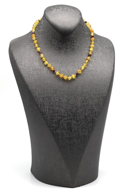Détail des perles d’ambre naturel et de grenat – collier bébé 33 cm