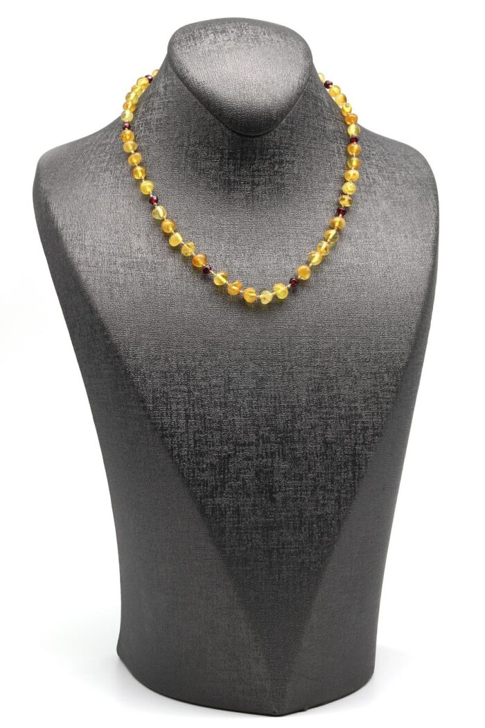 Détail des perles d’ambre naturel et de grenat – collier bébé 33 cm
