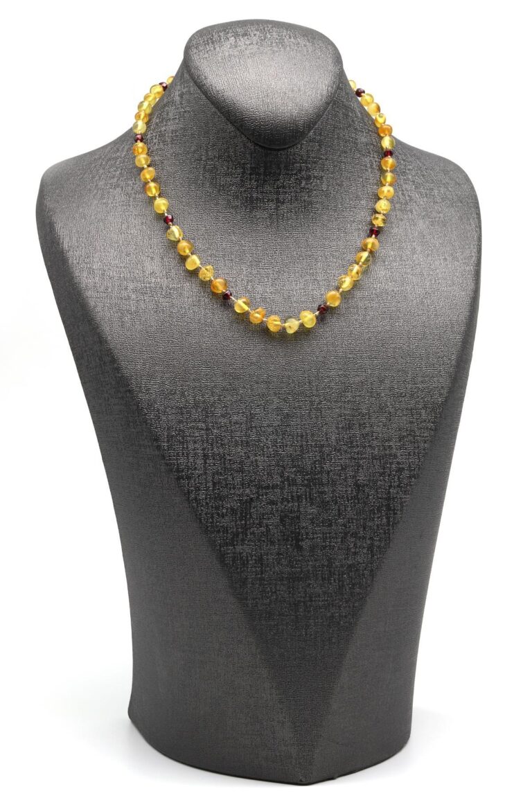 Détail des perles d’ambre naturel et de grenat – collier bébé 33 cm