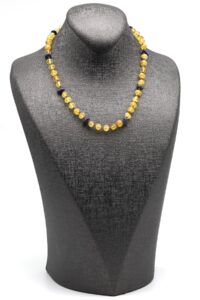 Détail des pierres d’ambre et de lapis lazuli – collier de dentition pour bébé – 33 cm