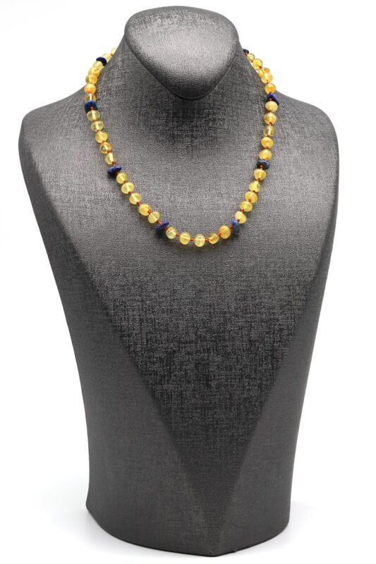 Détail des pierres d’ambre et de lapis lazuli – collier de dentition pour bébé – 33 cm