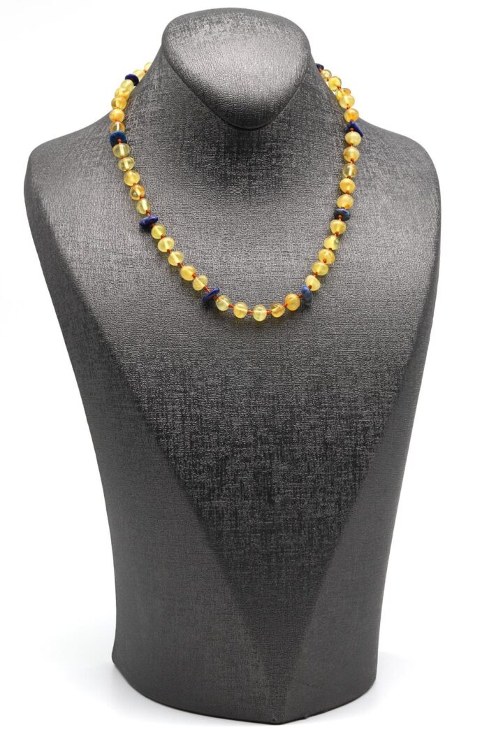 Détail des pierres d’ambre et de lapis lazuli – collier de dentition pour bébé – 33 cm
