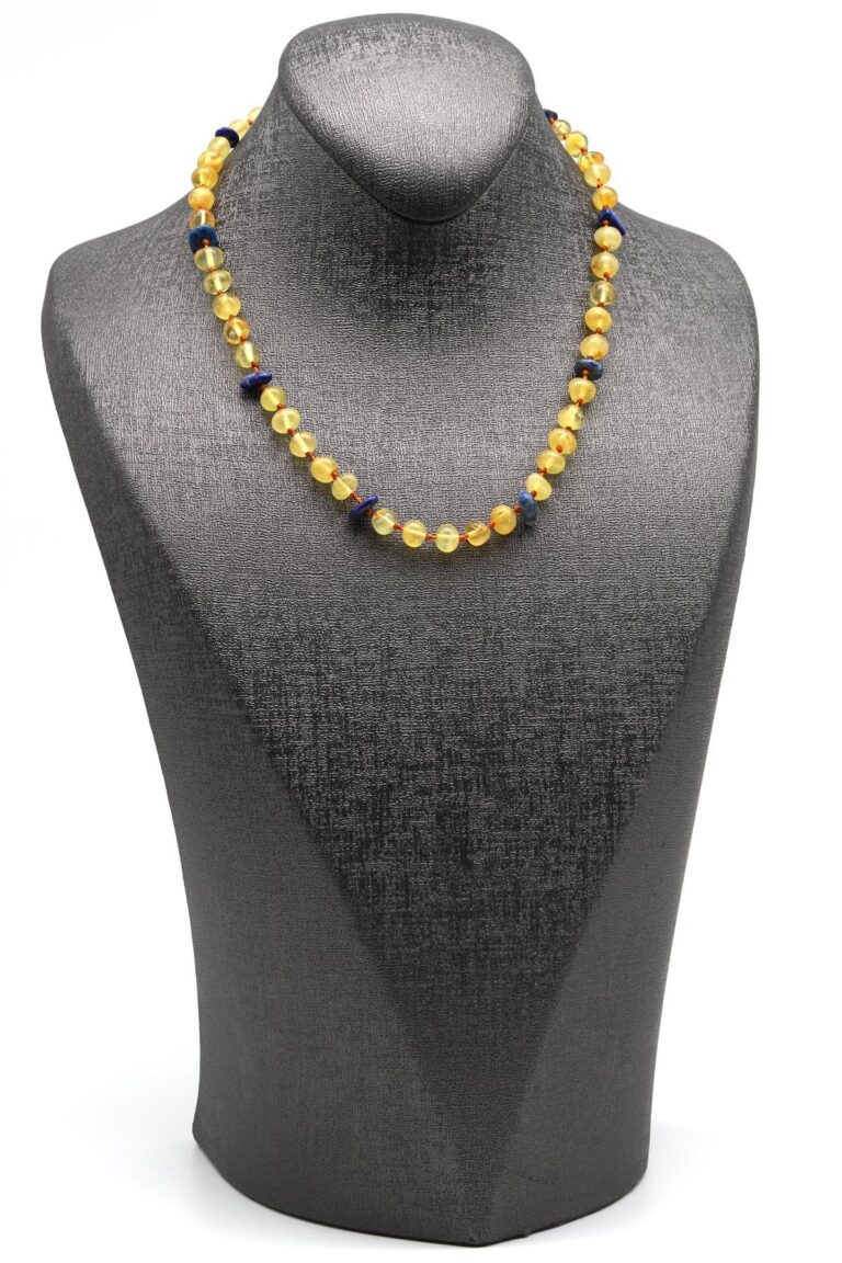 Détail des pierres d’ambre et de lapis lazuli – collier de dentition pour bébé – 33 cm