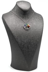 Vue en angle du collier chakra avec arbre de vie et pierres naturelles