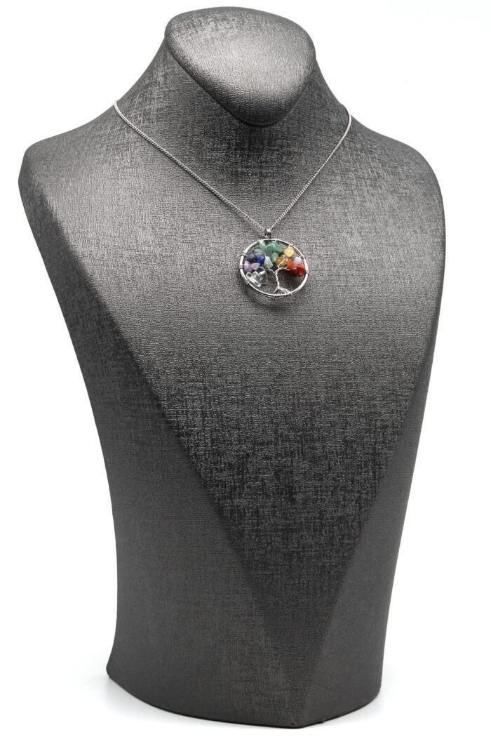 Vue en angle du collier chakra avec arbre de vie et pierres naturelles