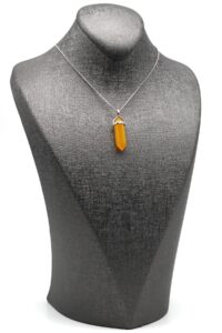 Vue en angle du collier en agate pierre fine